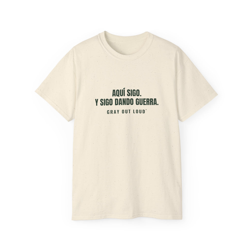 Aquí Sigo. Y Sigo Dando Guerra Tee — Gray Out Loud (Spanish)